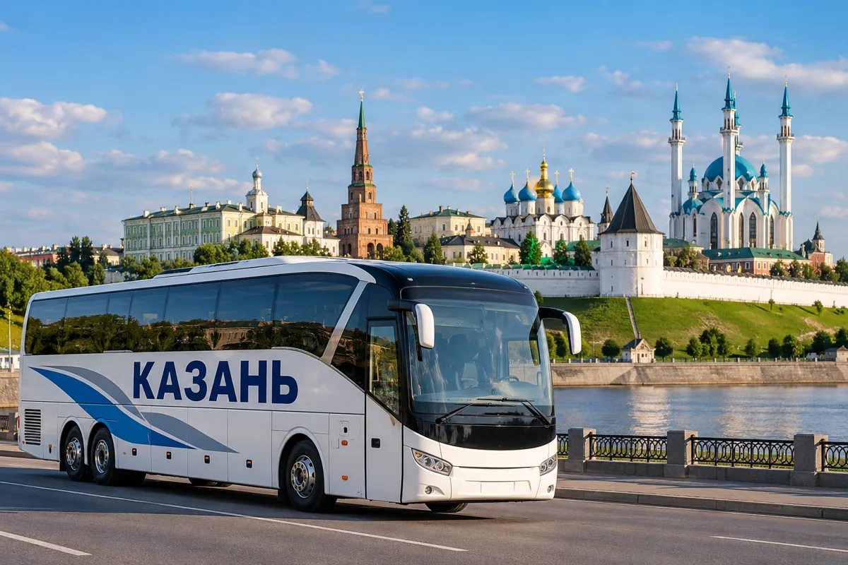 Пассажирский автобус Казань на фоне города